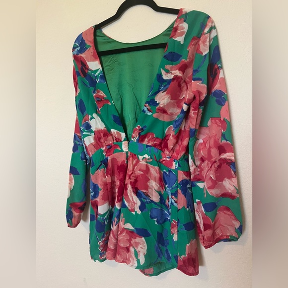 Long sleeve lulus romper w deep v back w a zipper! NWT - Picture 3 of 4